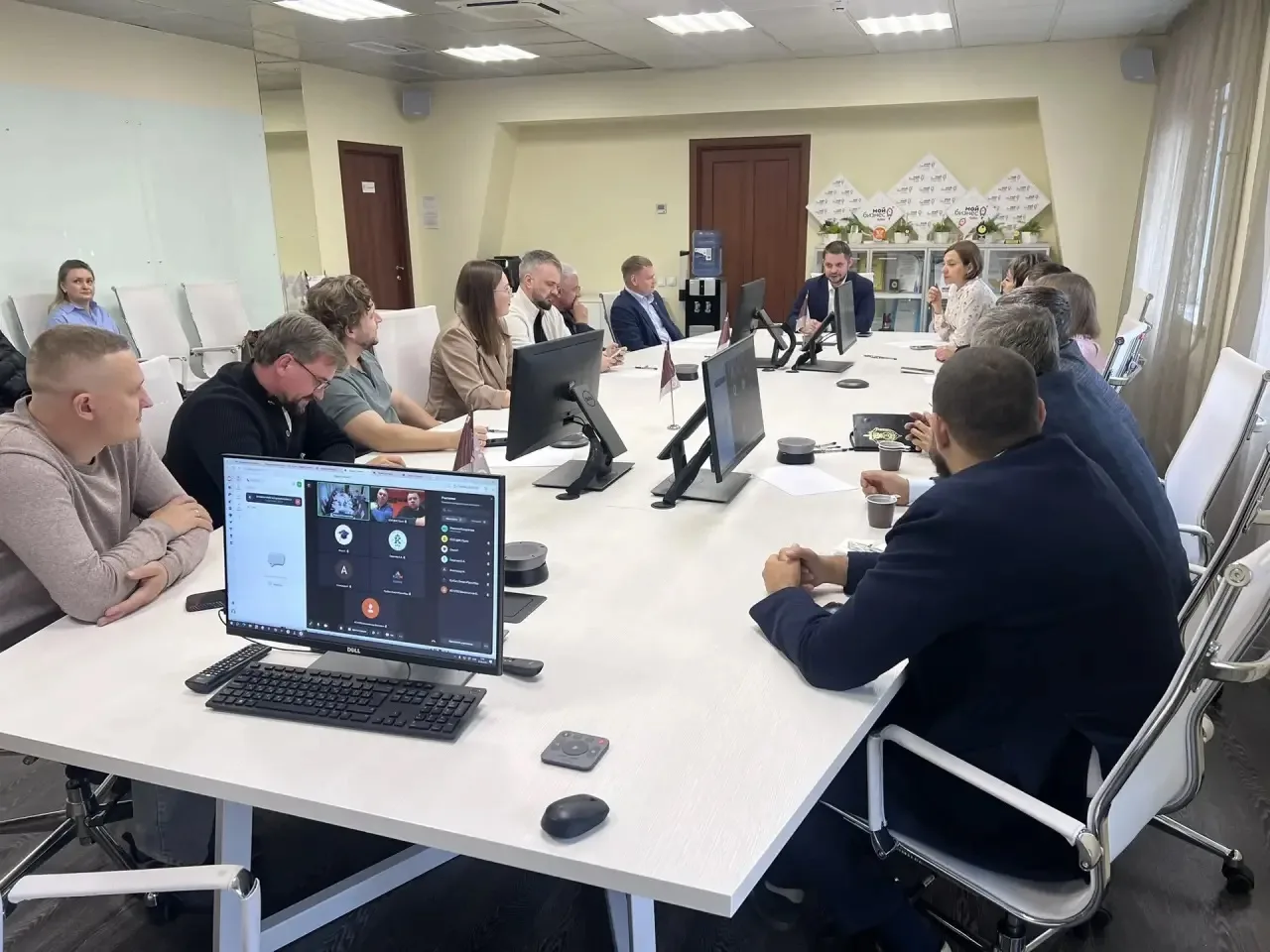 ⚡️Кроме, так скажем, официальных встреч, активно встречаюсь с нашим предпринимательским...
