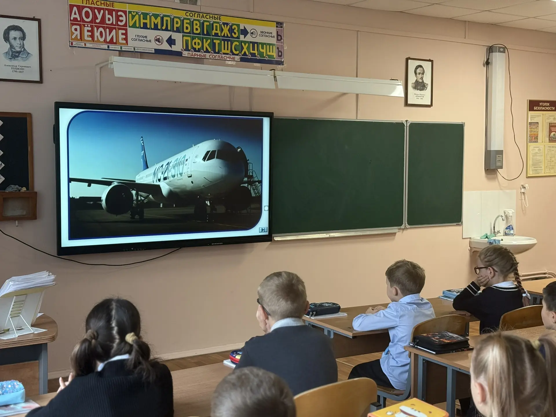 «Разговоры о важном»: от полётов до подвигов разведчиков ✈️🕵️