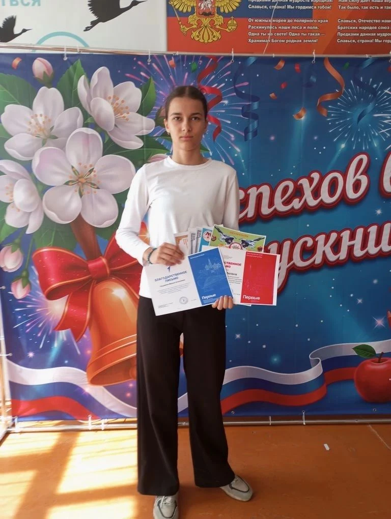 Как школьники поддерживают наших защитников  На празднике Последний звонок, в школе № 15 им. И.Ф. Ма