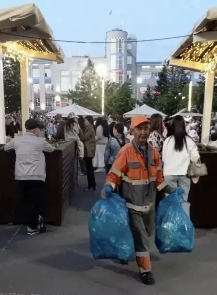 Уборщики территорий сегодня работают в сверхрежиме!!! Наши герои!!!!!