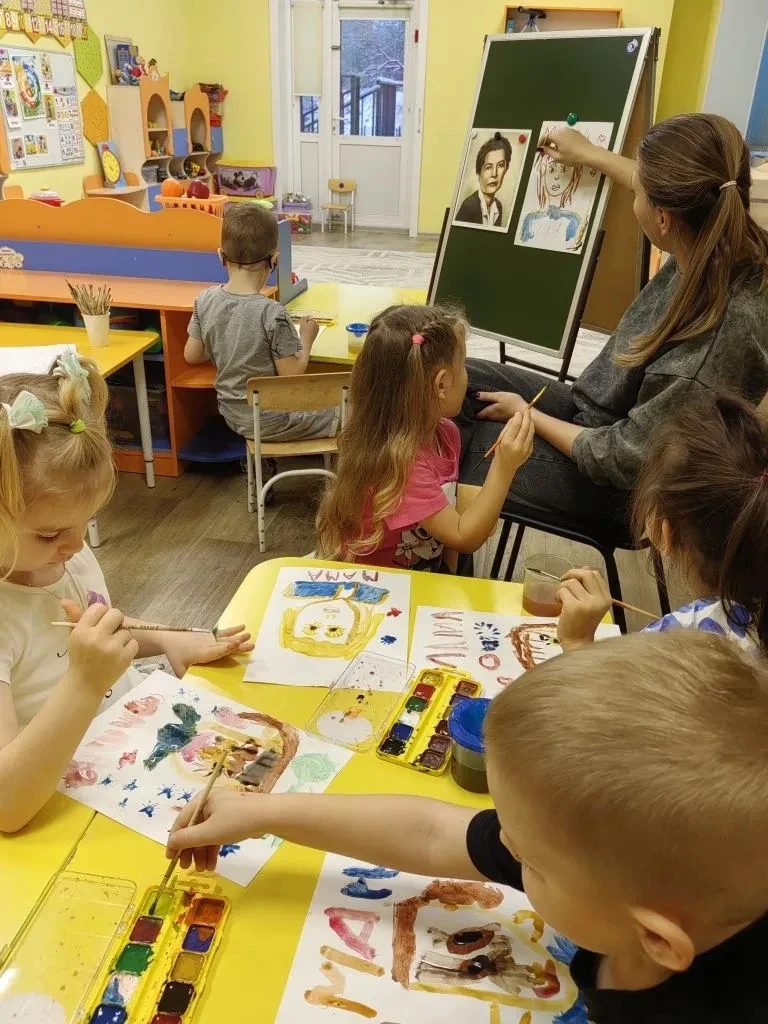 Талантливые руки старшей 17 группы творят чудеса! 🎨  

Сегодня наши ребята рисовали портреты своих 