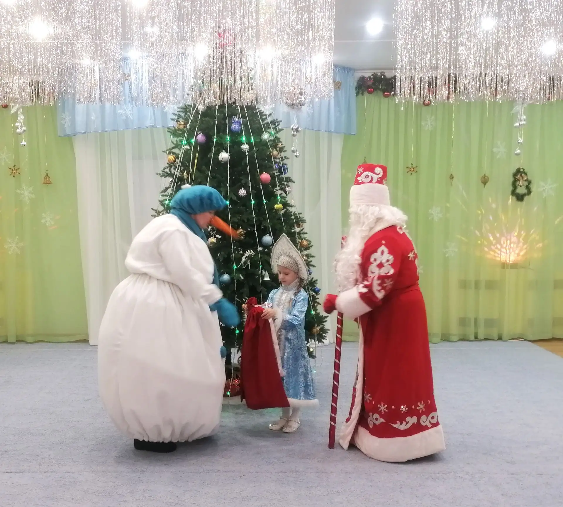 Сегодня   маленькие воспитанники нашего сада  встречали Новый год. Новый год – это врем...