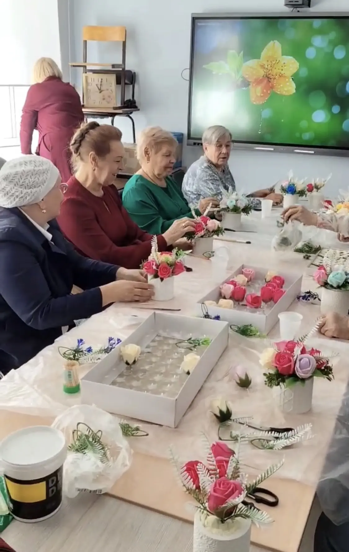 Цветы для тех, кто сеял доброе, вечное... 💐