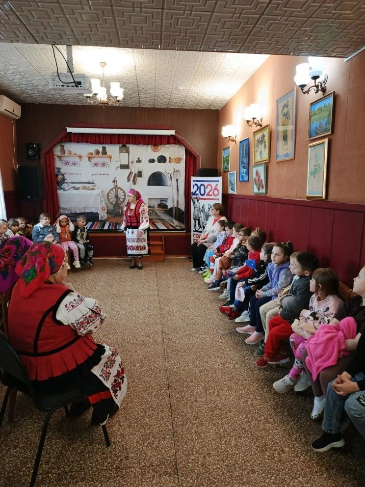 Ребята из старших групп нашего детского сада побывали на увлекательной экскурсии в Доме культуры вет