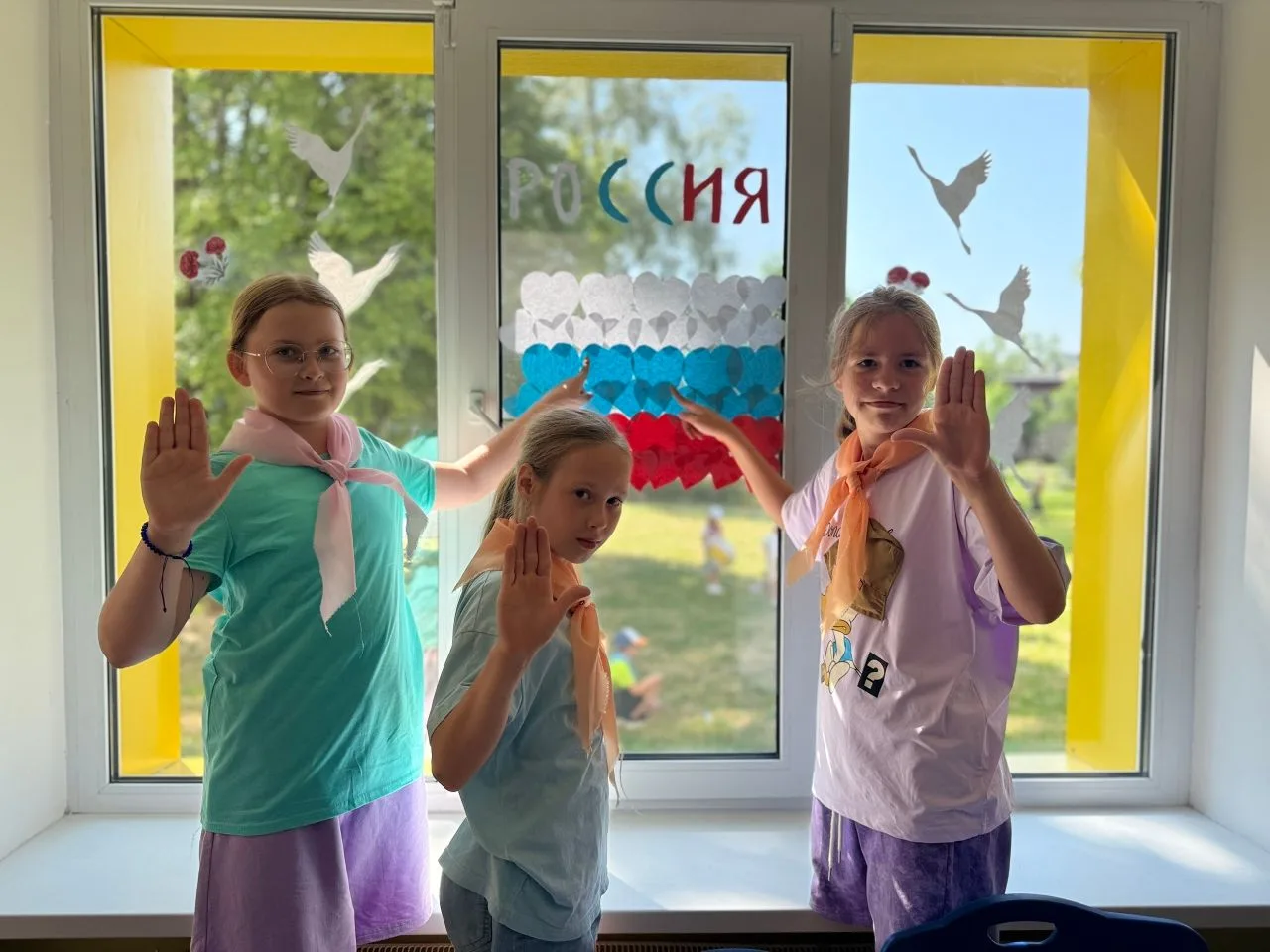 🇷🇺 Заряжаем окна любовью к России!

В пришкольном лагере «Улыбка» полным ходом идет подготовка к г