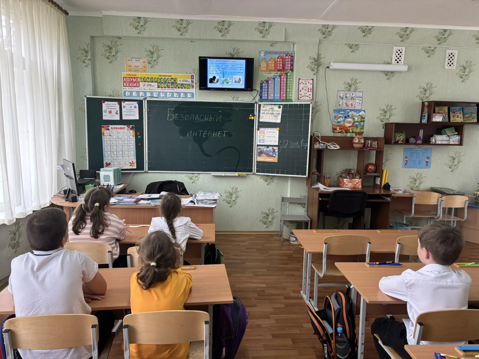 Сегодня во 2-А классе прошла беседа на тему "Безопасный интернет", посвящённый Дню Инте...