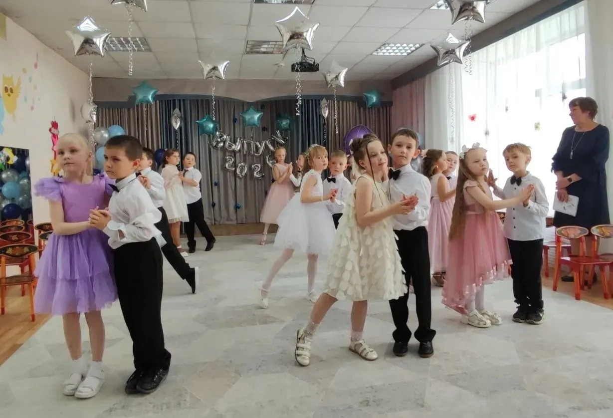 Сегодня в детском саду — ещё один прекрасный выпускной!
Вслед за «Брусничкой» в путешествие  в стран