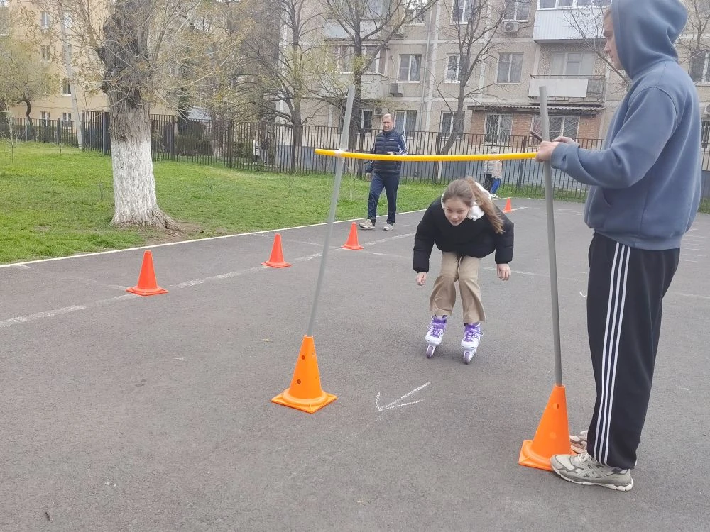 🛼 НЕДЕЛЯ ФИЗИЧЕСКОЙ КУЛЬТУРЫ.💪 ПОЛОСА ПРЕПЯТСТВИЙ НА РОЛИКАХ 🛼   🌟 14 апреля 2026 года в МАОУ «ШКОЛА