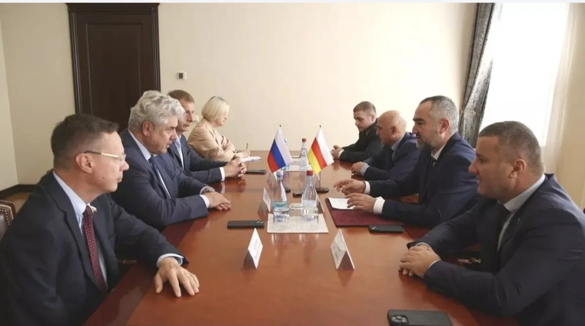Сегодня в Южной Осетии важный день — республика выбирает главу государства.