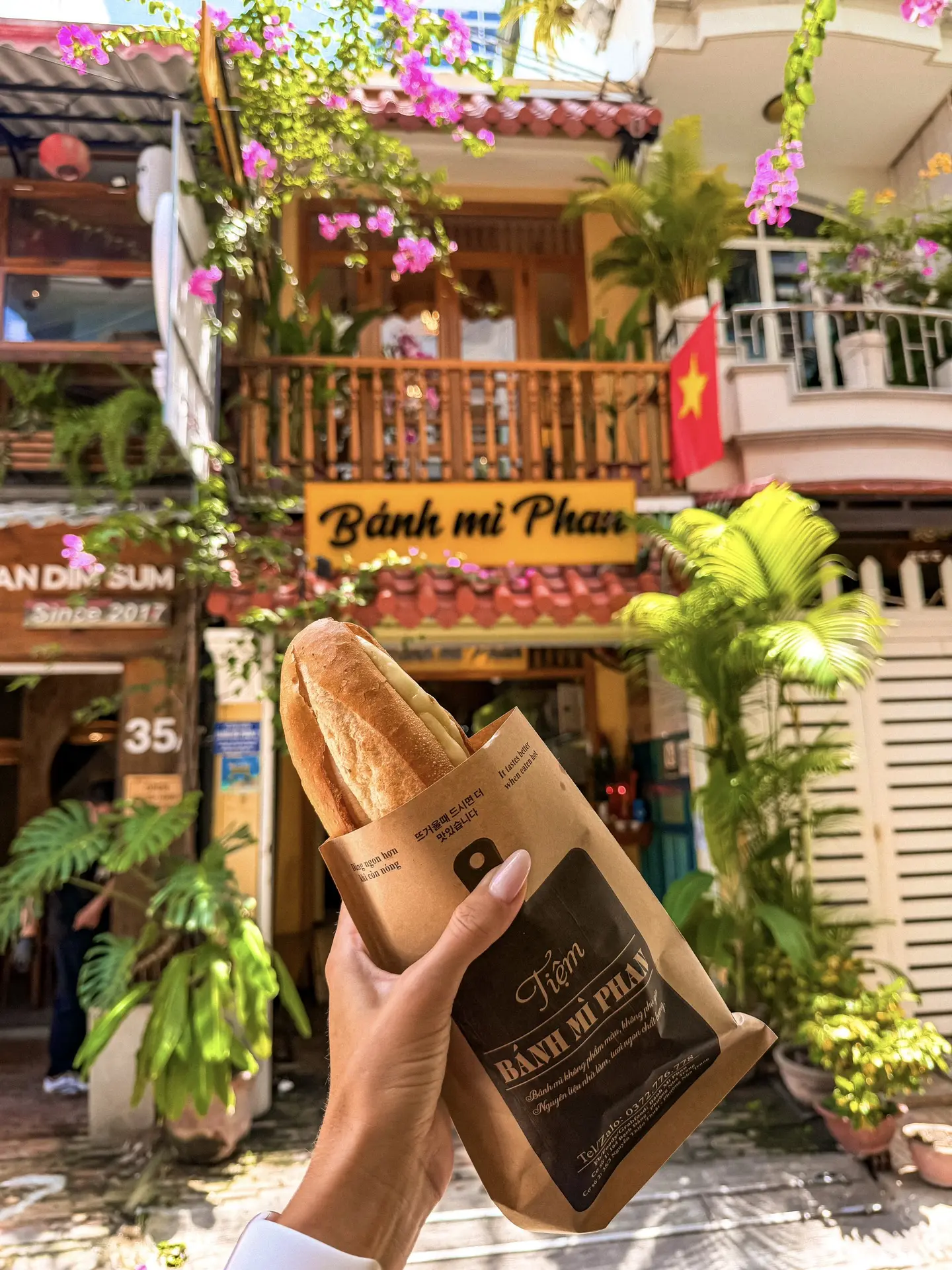 Если будете во Вьетнаме, обязательно попробуйте баньми! 🌭 🇻🇳

Баньми — это знаменитый вьетнамский