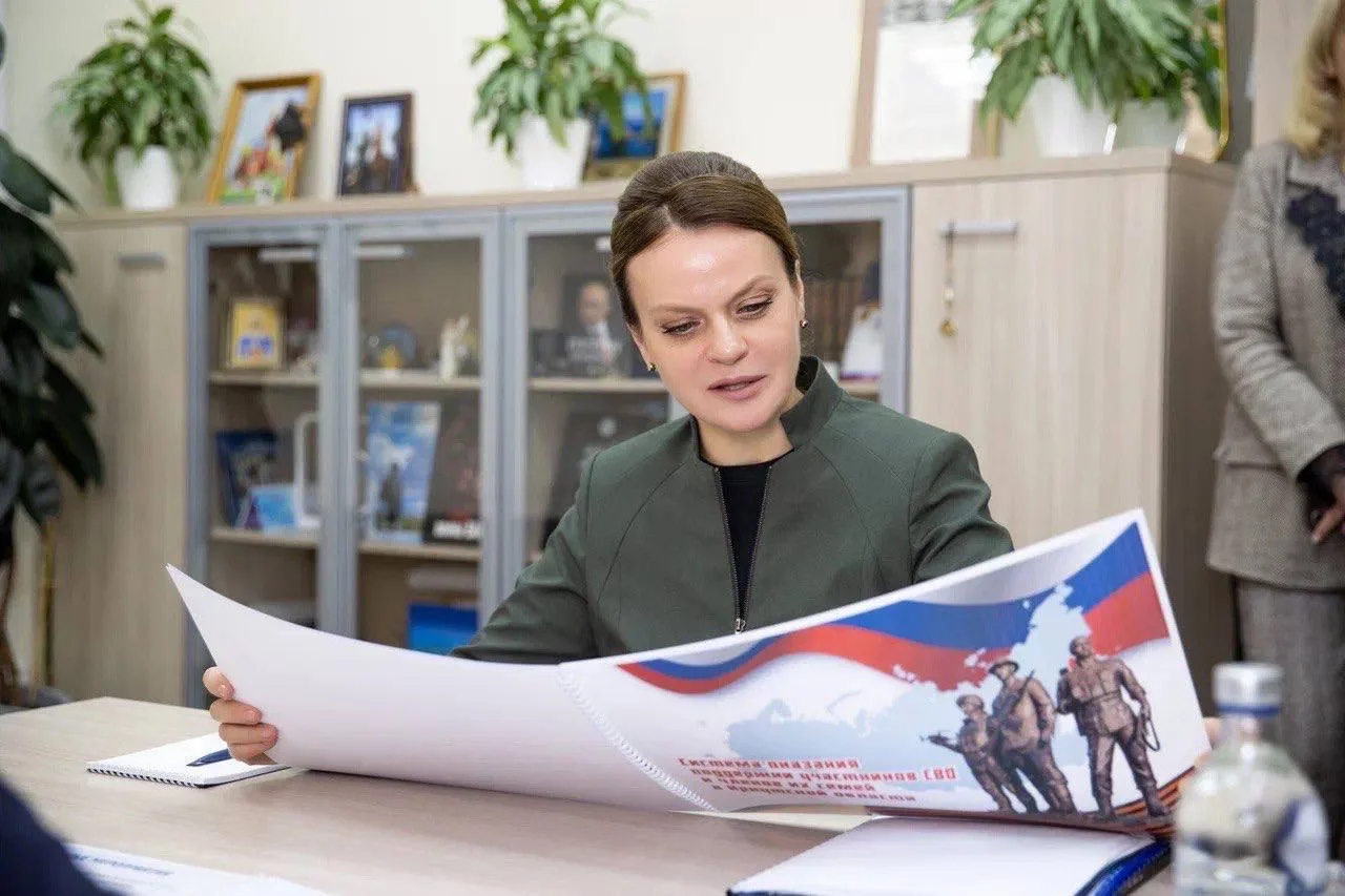 Провела рабочую встречу с губернатором Иркутской области Игорем Кобзевым. В новом здании филиала фон