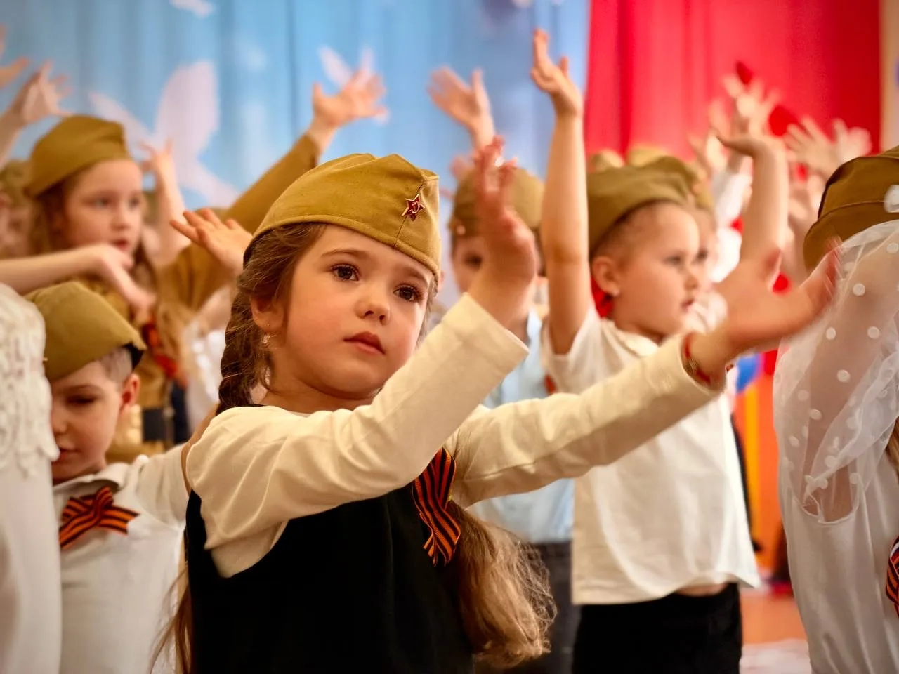 🌟 От дел настоящих к подвигам прошлого   Время помнить — время гордиться героями Великой Победы!  🏫 