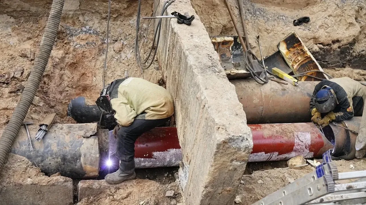 👷🏻‍♂️На ул.Варварской ведутся сварочные работы