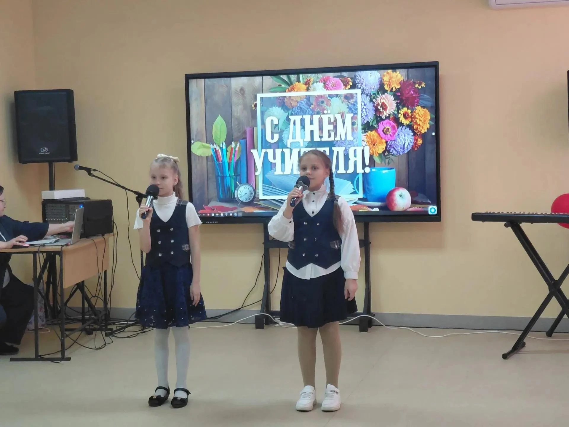 2 октября в школе №2 дети устроили для учителей настоящий праздник