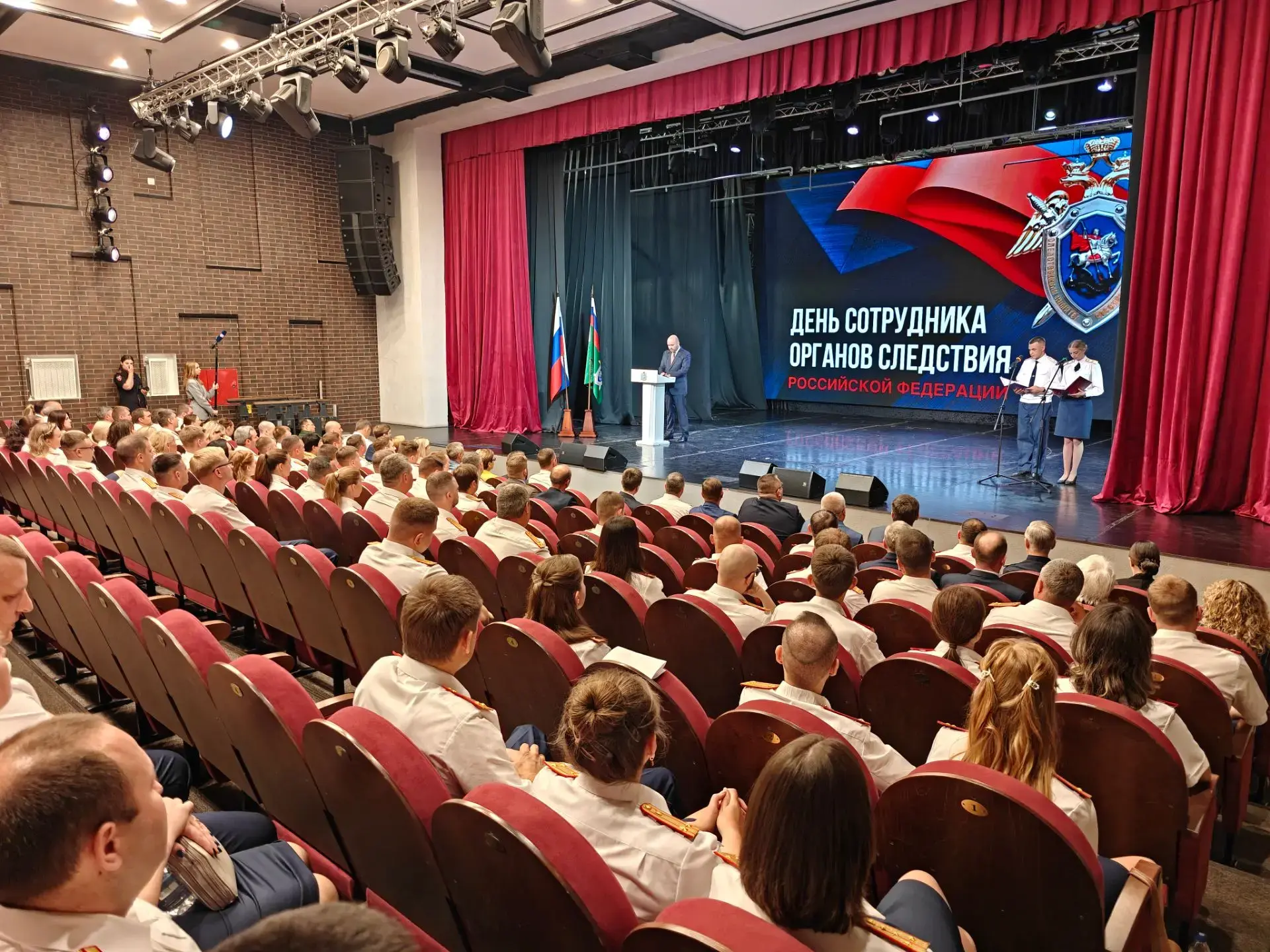 ⚡️ Губернатор Самарской области поздравил сотрудников органов следствия в честь прошедш...