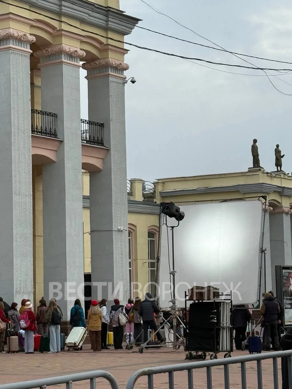 Полнометражный фильм «Три кота» второй день снимают на вокзале Воронеж-1