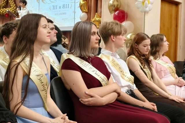 ФОТОМАРАФОН: ПОСЛЕДНИЙ ЗВОНОК  🎉 Пролетели школьные годы — впереди долгий и взрослый путь, важные ре