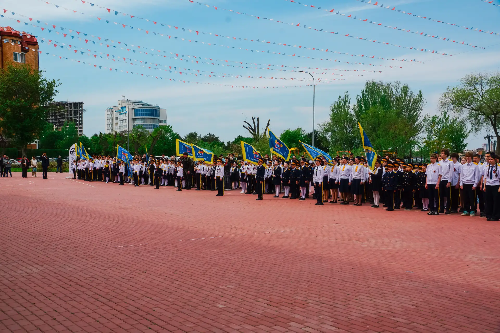 Сегодня возле Молодежного центре «Коса» прошел смотр строя и песни «Наследники казачьей славы», посв
