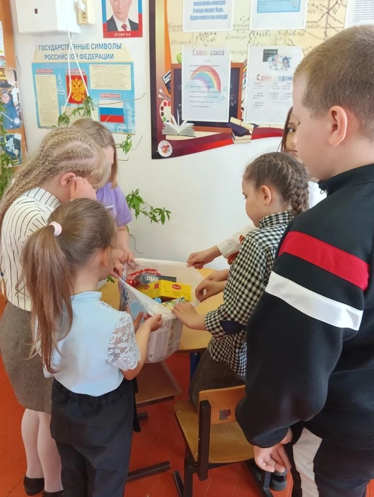 ‎🇷🇺 Маленькие сердца — большая помощь 🇷🇺 ‎ ‎Учащиеся 1 и 3 классов Полозаозерской школы вместе со св