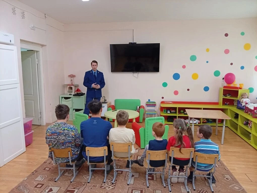 Сегодня с воспитанниками центра проведена  поучительная беседа   на тему «Дропперство: ...
