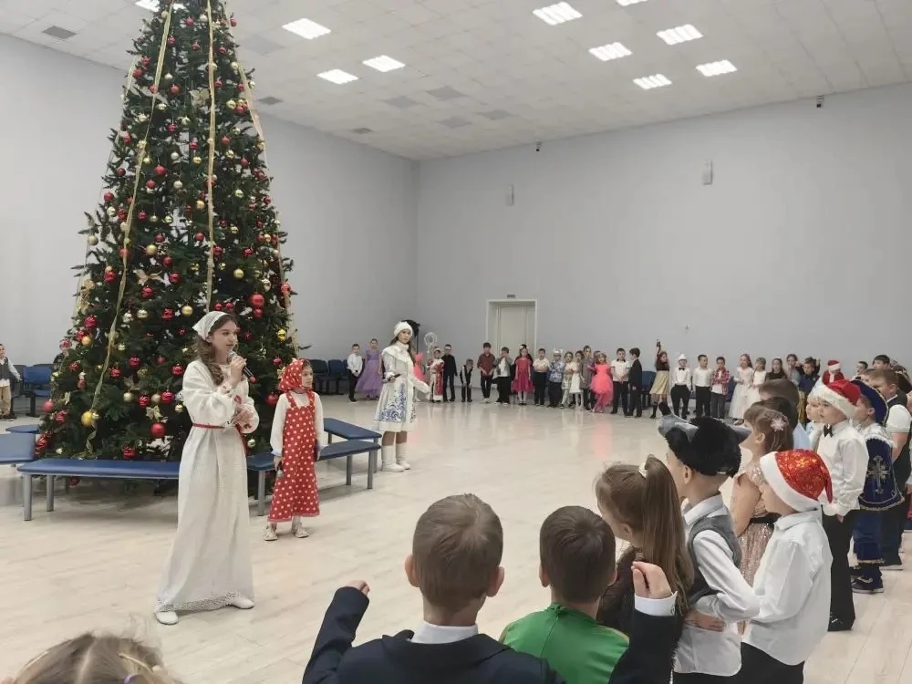 18 и 19 декабря 2025 года в нашей школе прошли долгожданные Новогодние ёлки🎄 для ребят 1-4 классов. 