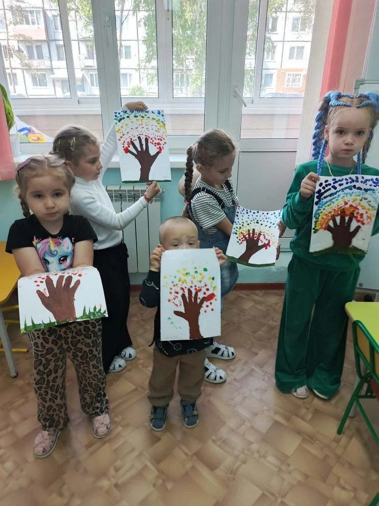 Сегодня дети рисовали  радужное дерево с помощью сваих пальчиков и кисточек.