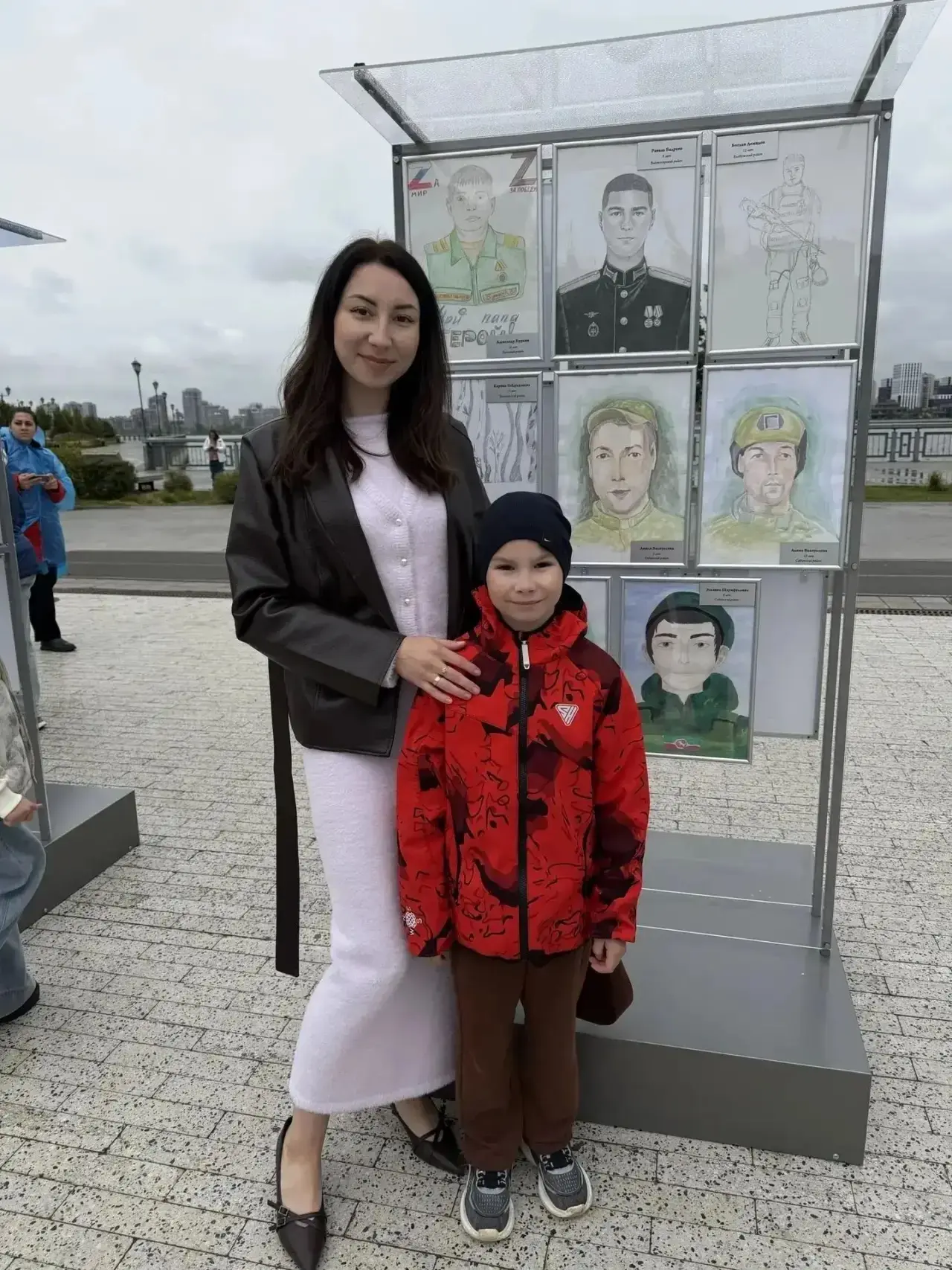 Сегодня в детском парке «Елмай» прошло торжественное открытие выставки «Мой папа — Герой».