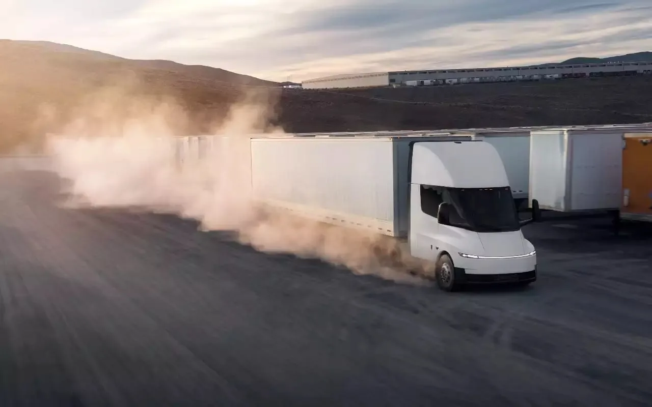 Илон Маск показал серийный Tesla Semi 2026 года изнутри и снаружи