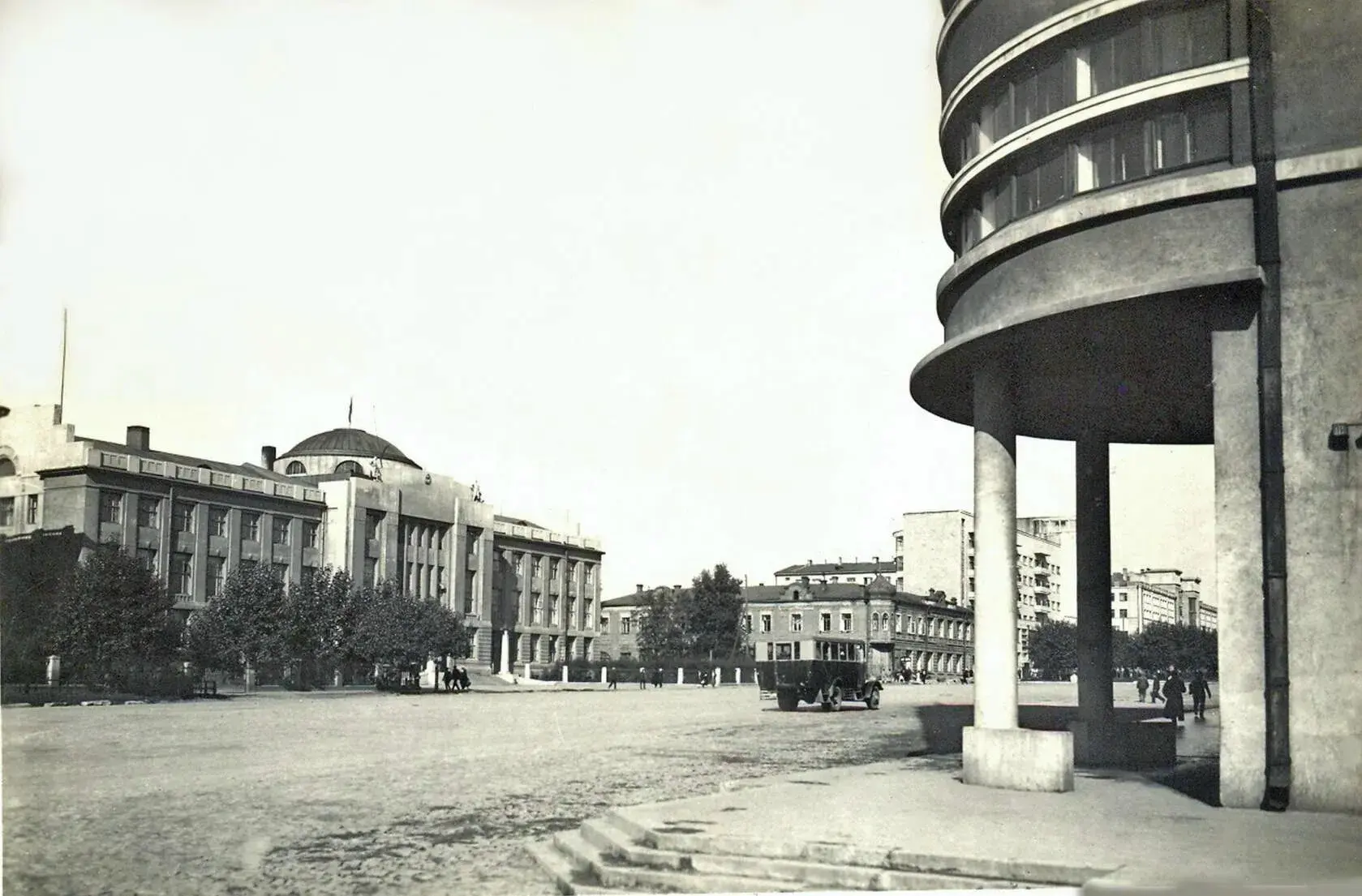 С 1957 года Площадь Свердлова. Слева Здание Сибревкома - Обкома КПСС Красный проспект №...