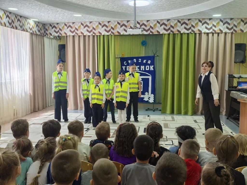 Даже в младшем дошкольном возрасте ребёнок может усвоить базовые понятия: что такое дорога и каково 