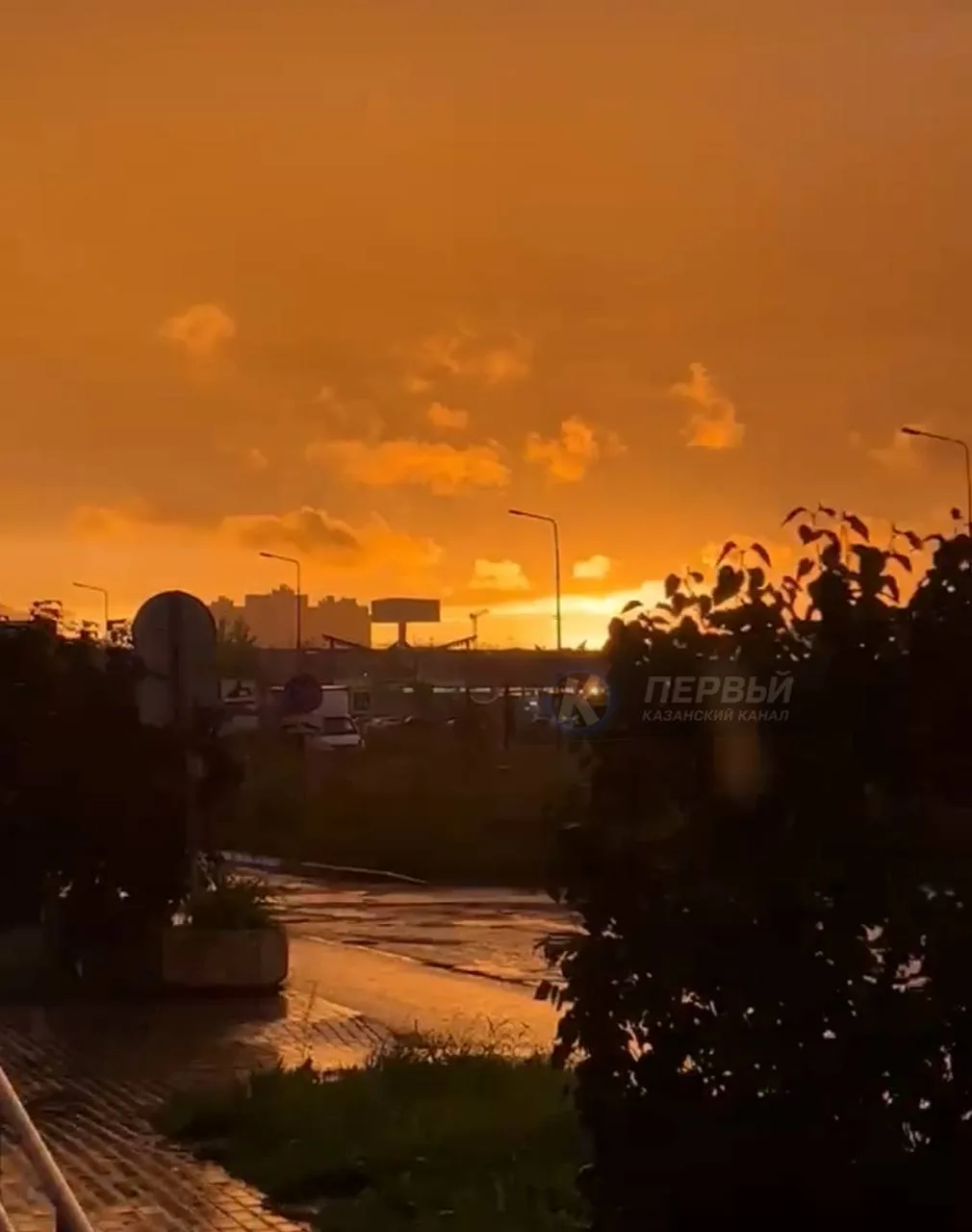 🌆 Вечернее небо над городом вспыхнуло яркими красками заката.