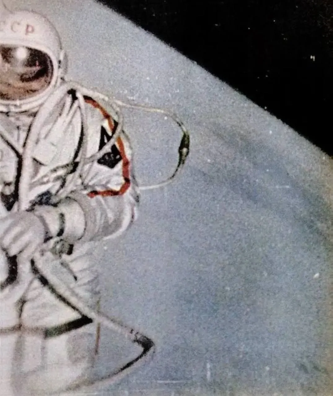 18 марта 1965 г. лётчик-космонавт СССР Алексей Архипович Леонов впервые в истории вышел в открытое к