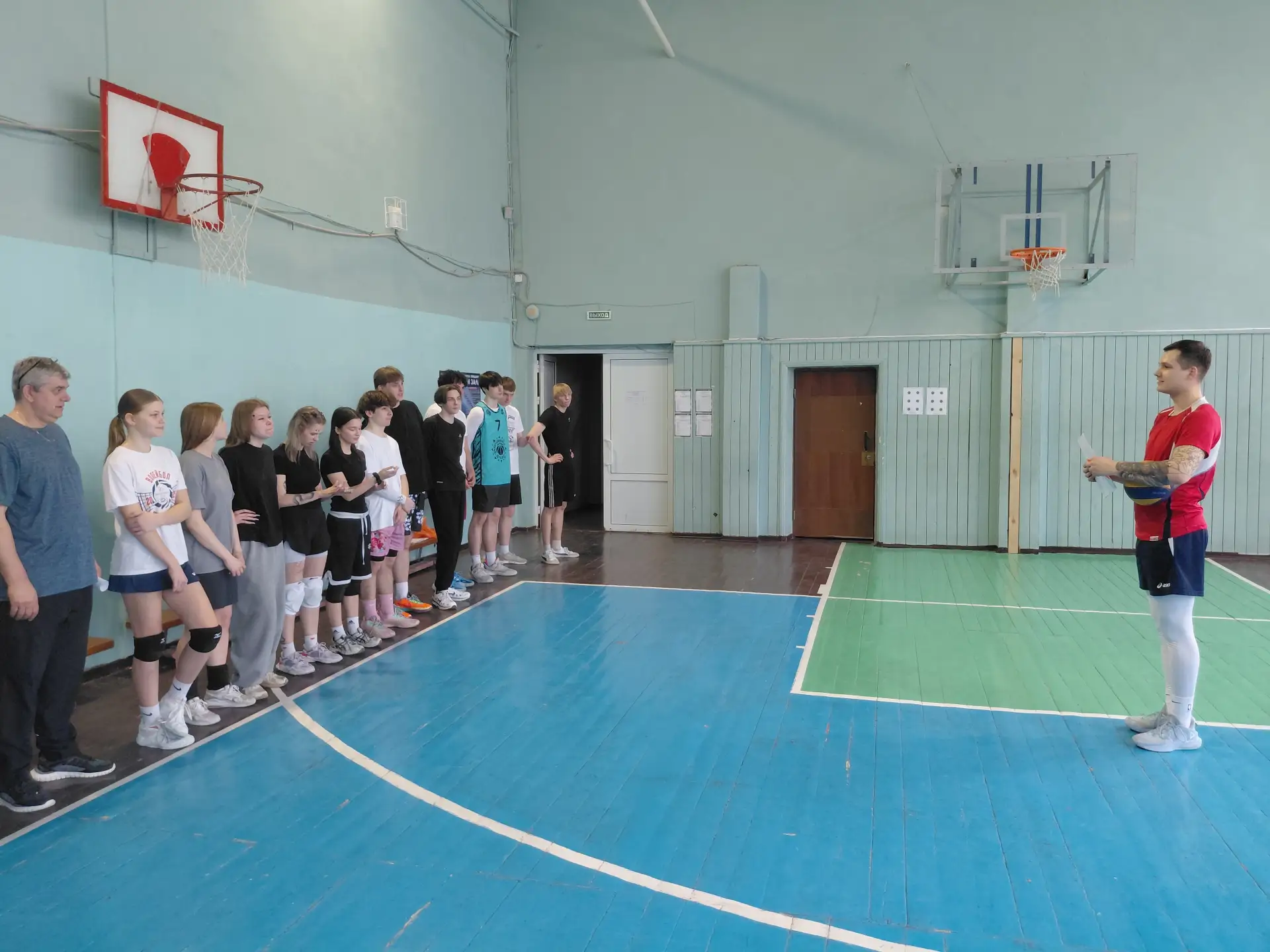 Несмотря на весенние каникулы жизнь в школе кипит! 1 апреля состоялся турнир по волейболу среди сбор