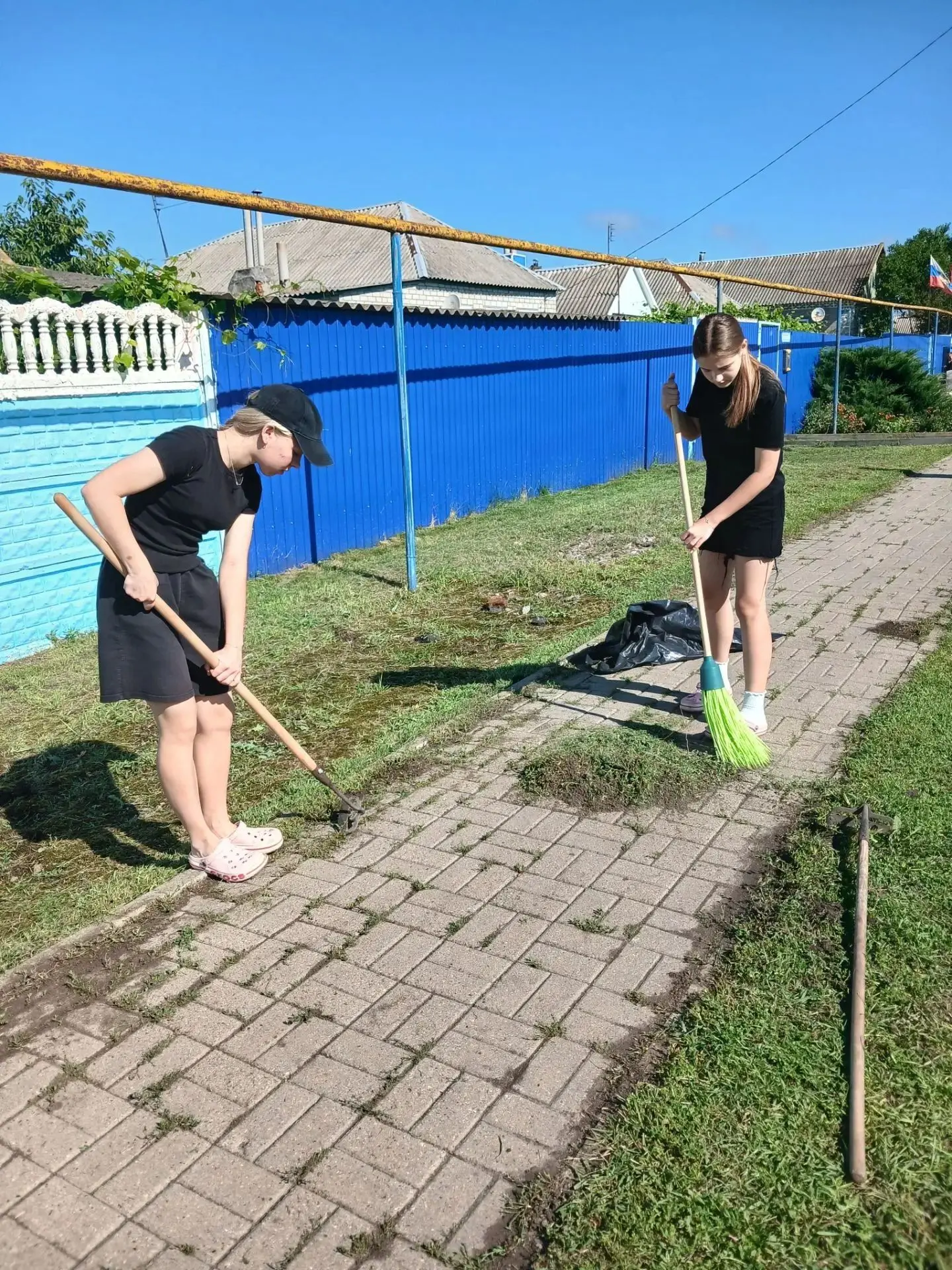 Наши трудолюбивые ученики продолжают благоустройство микрорайона школы.
Мы уверены,что все уже успел