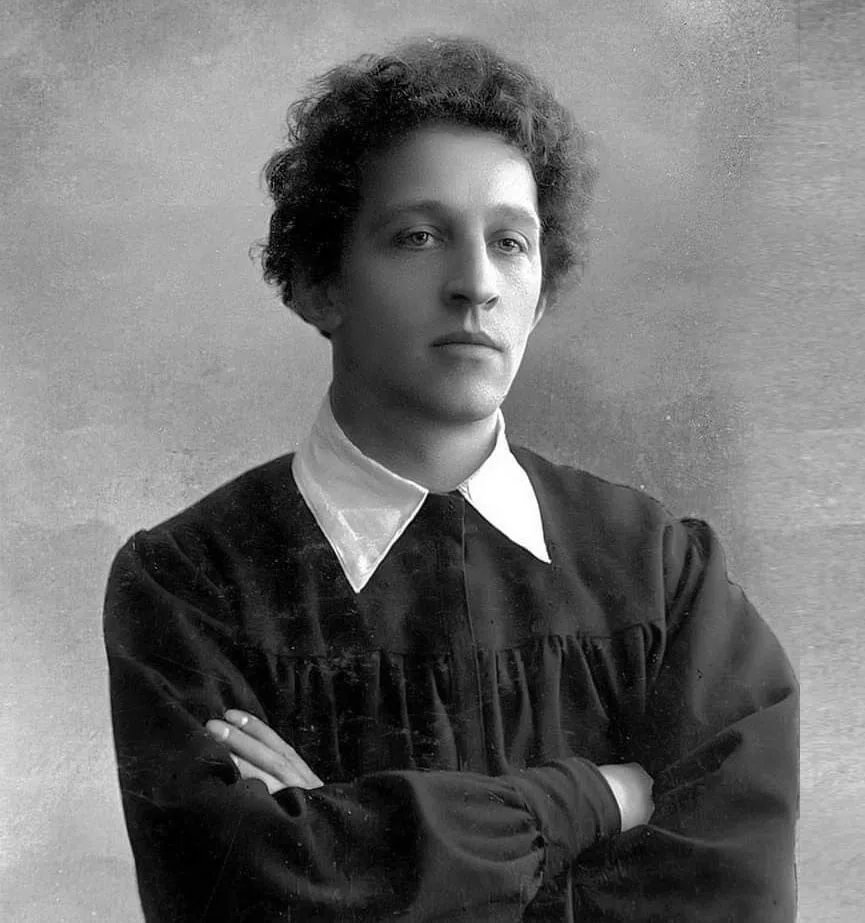 «Серьезное писание началось, когда мне было около 18 лет. Года три-четыре я показывал свои писания т