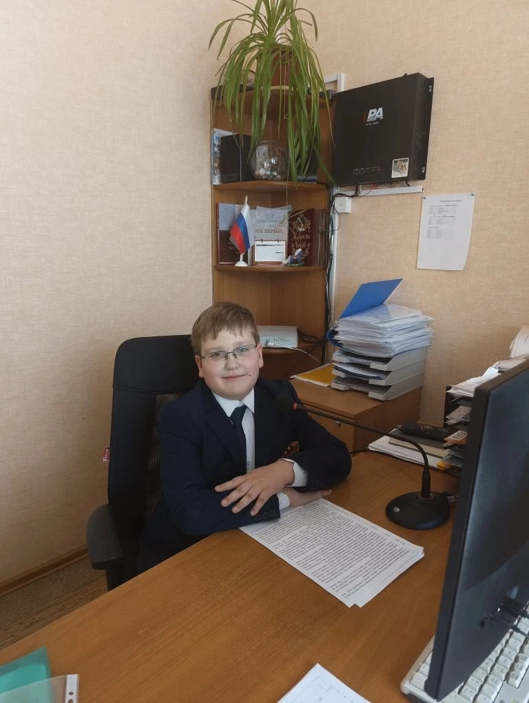 Сегодня вторник. Учебный день в школе традиционно начался с радиолинейки. Провели её Бальва Семён (8