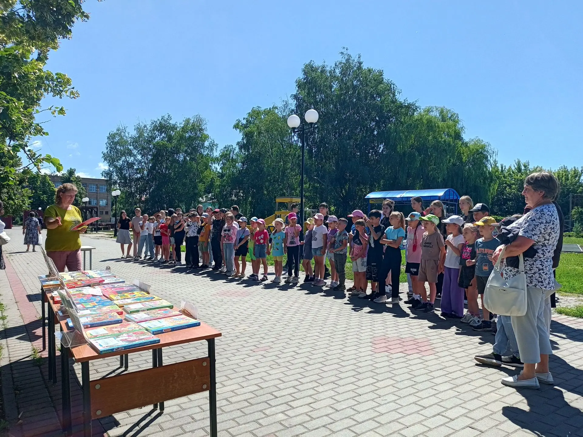 📚Воспитанники лагеря дневного пребывания детей " Улыбка"  побывали на  книжной  ПАРКовке.  
Это увл