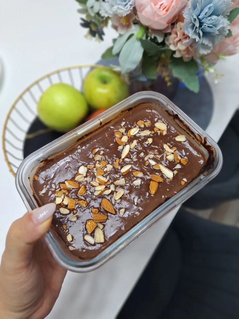 Делюсь рецептом высокобелкового десерта😋

1. Сразу беру форма, в которой буду запекать. 
2. Размина