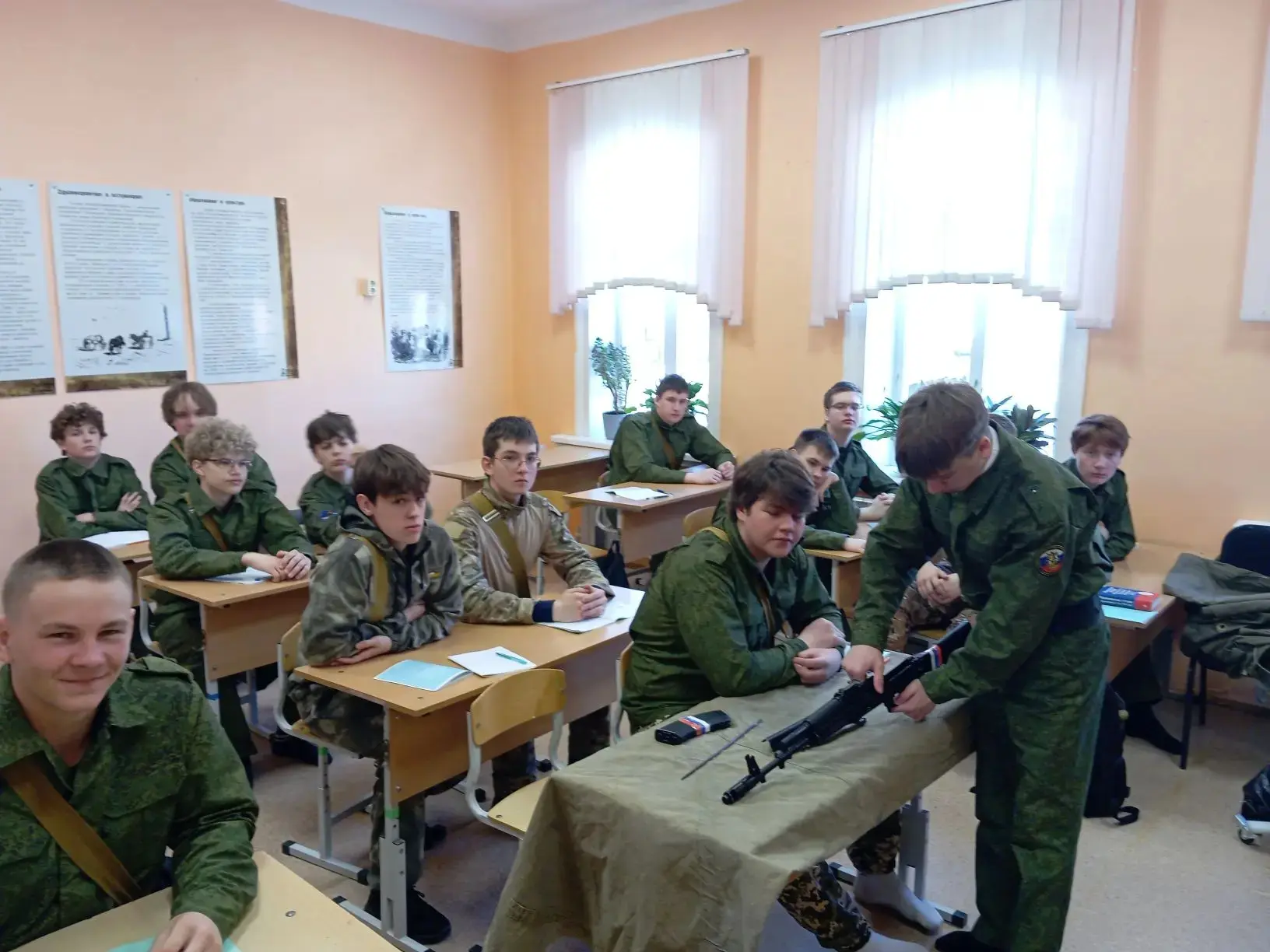 Учебные сборы: от теории к реальным навыкам  Сегодня на учебных сборах для 10‑х классов школьники по