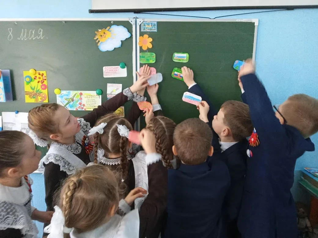 Сегодня в 1 А классе прошёл классный час "Нам доверена память". Ребята узнали о подвиге...