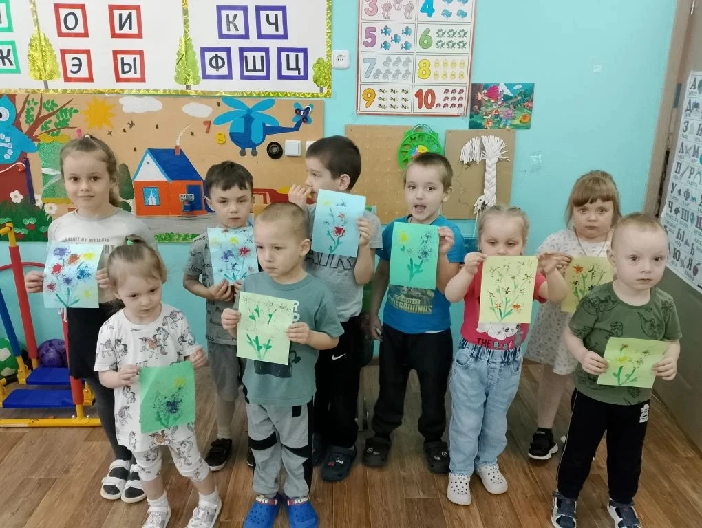Рисование цветов нетрадиционными способами с помощью трубочек — это техника, которая включает нескол
