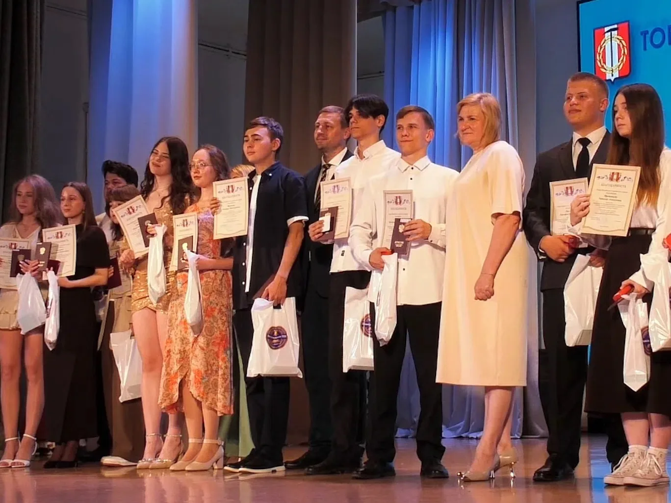 🎉 Когда старания становятся медалями: Копейск чествовал выпускников! 🎉