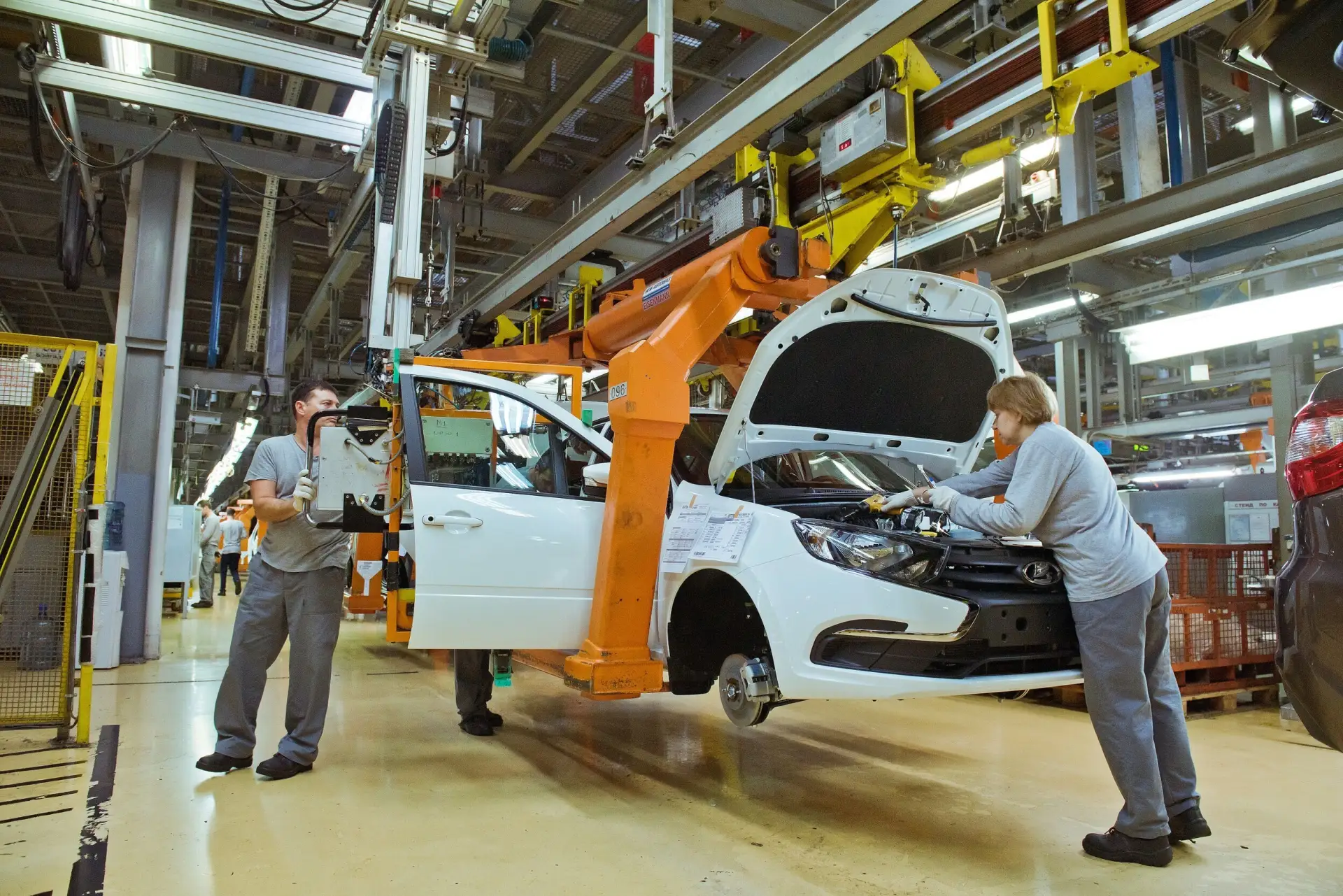 АвтоВАЗ перестраивает конвейер под выпуск кроссовера Lada Azimut

С 27 июля завод останавливает конв