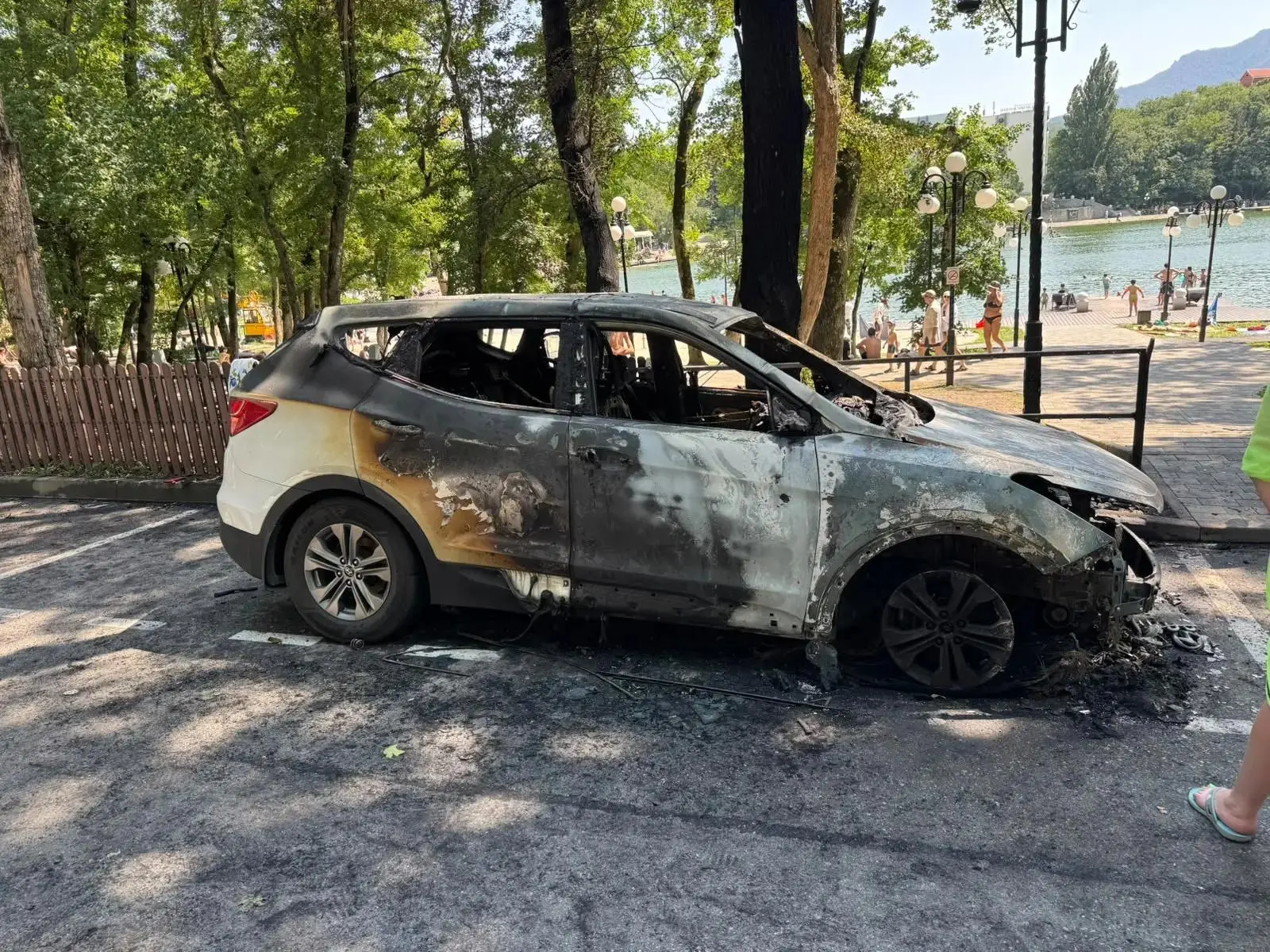В Железноводске на озере 30'Ка загорелся автомобиль — предварительно, из-за возгорания проводки 🚗🔥