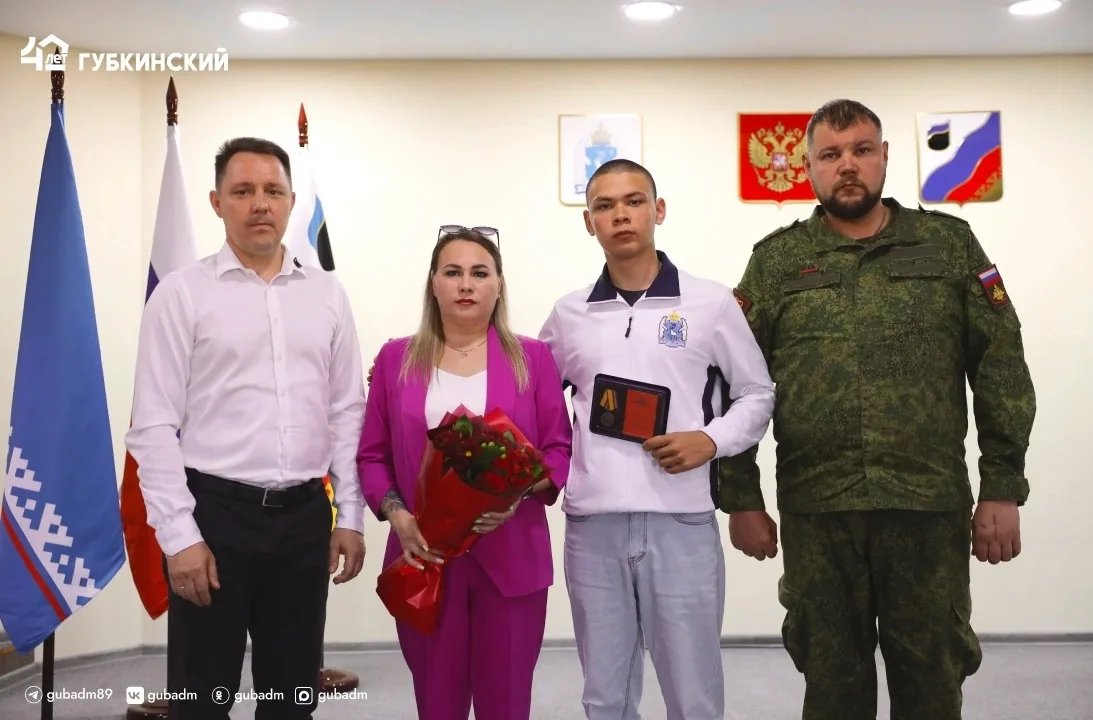 ⬜ В Администрации города прошла торжественная церемония награждения

Глава города Андрей Бандурко и 
