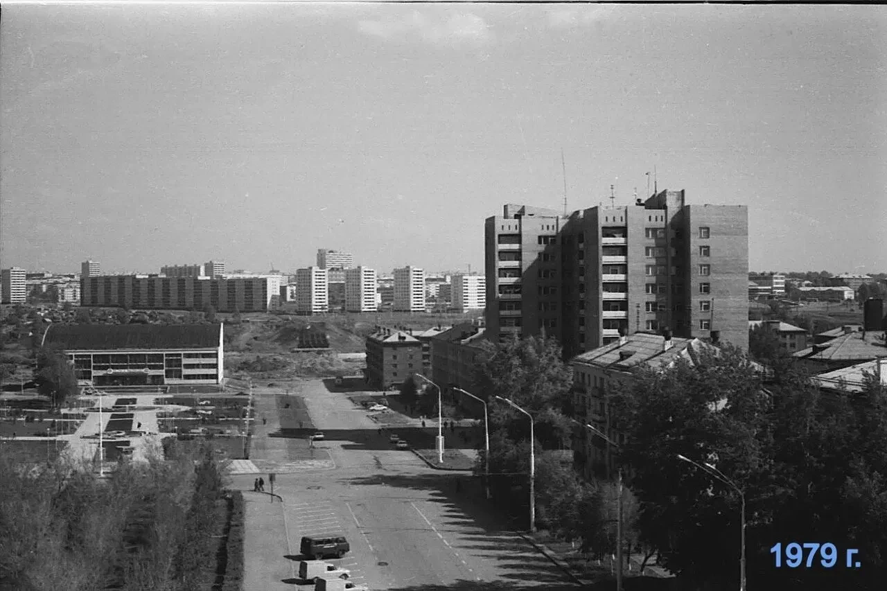 Советский проспект. Слева бассейн. Май 1979 года