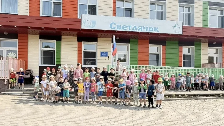 Еженедельно в нашем детском саду проходит церемония поднятия Государственного флага. 🇷🇺
На данной 