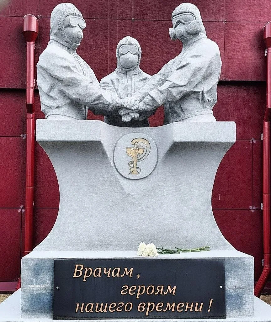 Сегодня день медицинского работника. Предлагаем братчанам начать новую традицию - возложить цветы к 