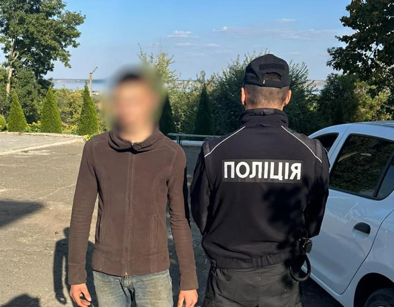 😳 18-летний одессит пытался стрелять в восьмиклассника из пистолета ради видео