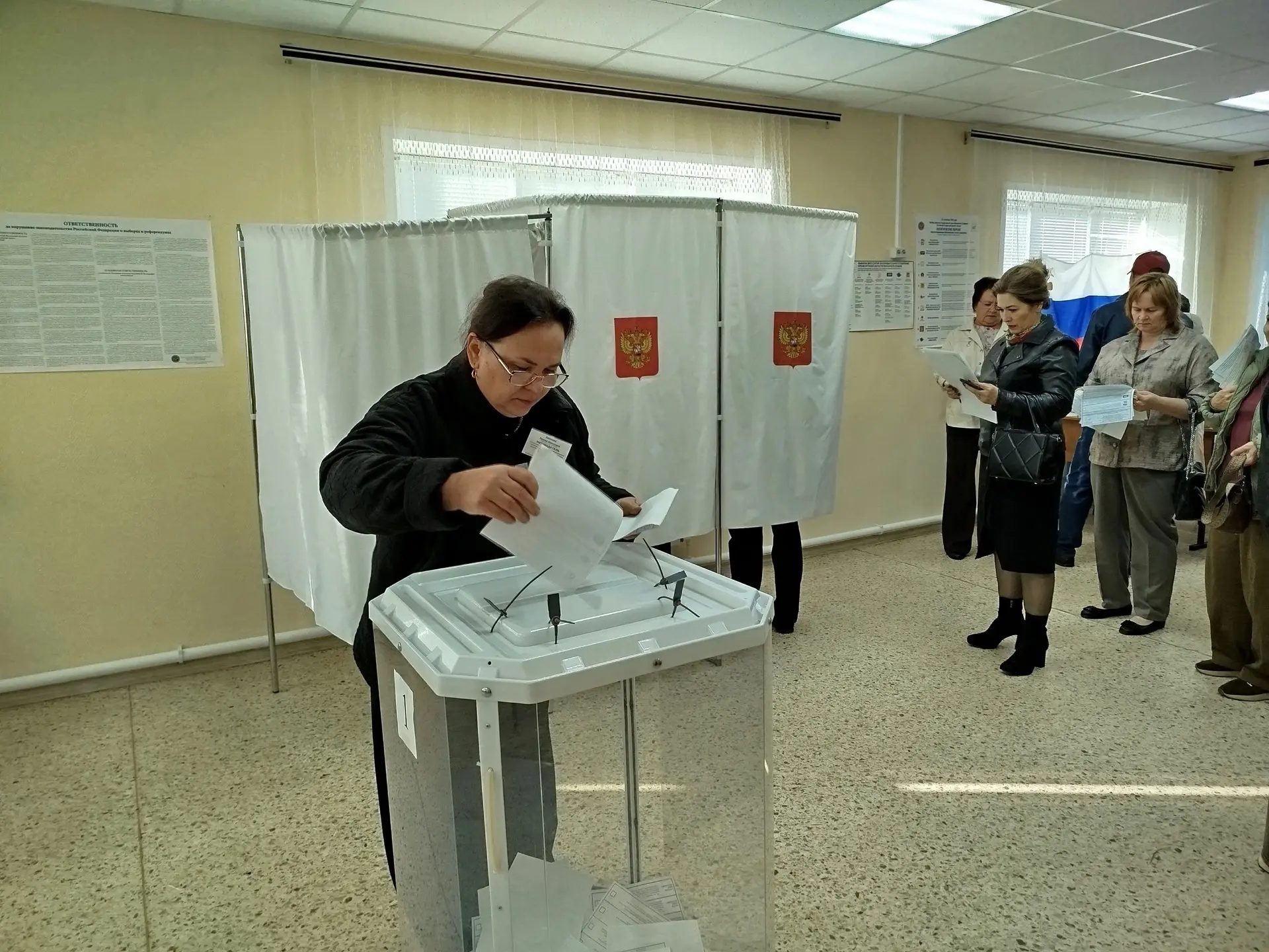 Многие избиратели Матвеевского района спешили на избирательные участки к открытию.